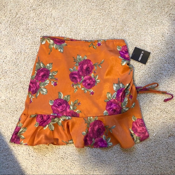 This really cute NWT Forever 21 Ruched Skirt!! - Picture 3 of 4